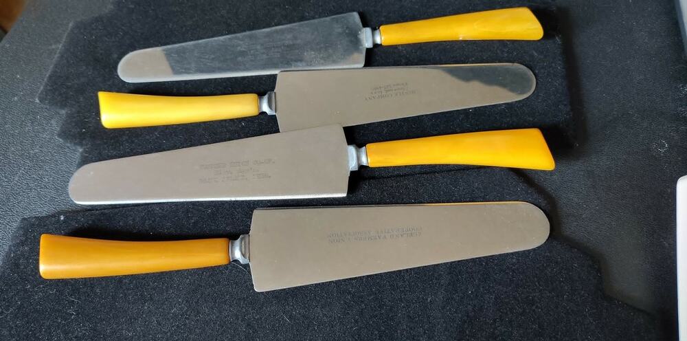 Set of 4 Vintage butterscotch Bakelite serrated cake servers advertisement